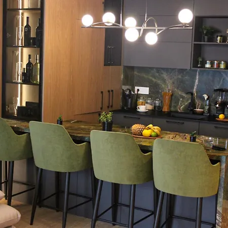 Luxurious 2br Designer Near River & Park דירה *