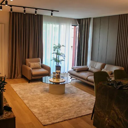 Luxurious 2br Designer Near River & Park דירה *