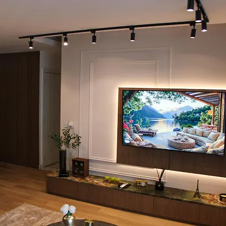 Luxurious 2br Designer Near River & Park דירה *